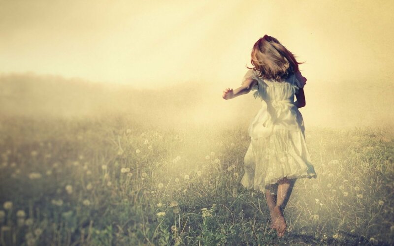 Hình ảnh bé gái chạy trên cánh đồng hoa bồ công anh thật bình yên làm hình nền đẹp cho máy tính