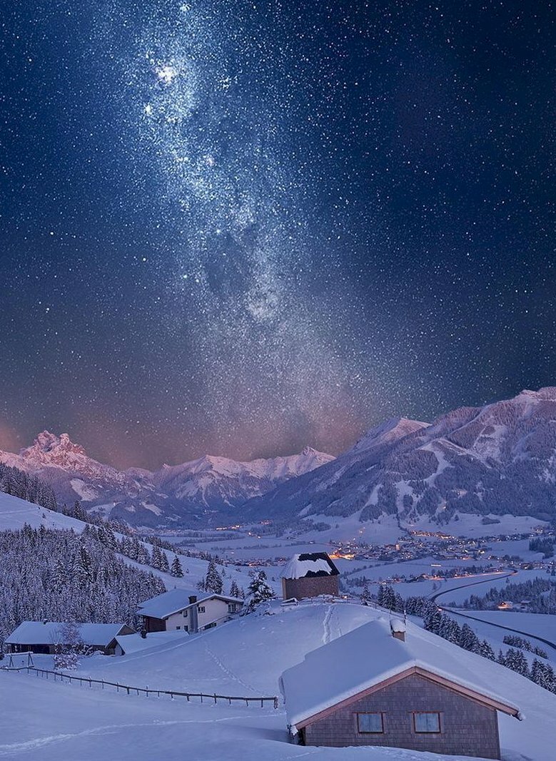 Hình nền điện thoại ngôi làng nhỏ ngập trong tuyết trắng mùa Đông dưới bầu trời đêm mùa Đông đầy sao
