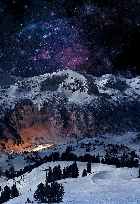 Hình nền điện dãy núi phủ đầy tuyết trắng dưới bầu trời đêm tuyệt đẹp