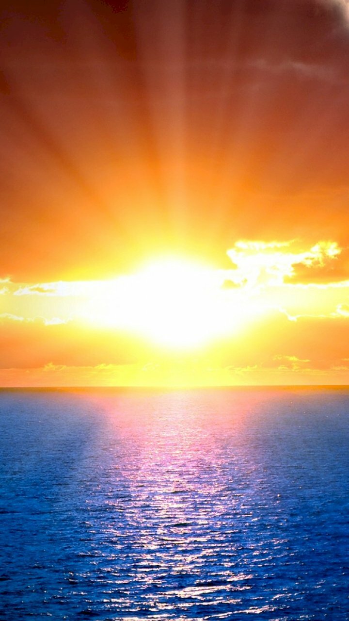 Hình nền điện thoại với hình ảnh mặt trời rực rỡ trên biển biểu tượng đem lại thành công trong mọi việc lớn cho người mệnh hoả
