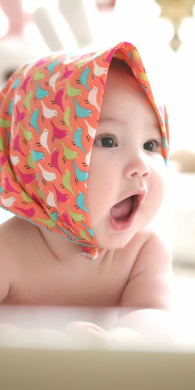 Hình nền điện thoại tâm trạng đang tràn ngập hạnh phúc, mong chờ với hình ảnh em bé siêu cute