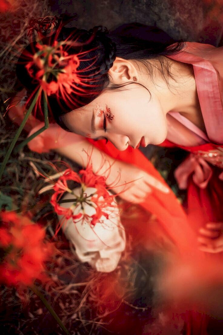 Ảnh cô gái xinh đẹp bên hoa bỉ ngạn đỏ rực làm hình nền hoa bỉ ngạn cho điện thoại cực hút mắt