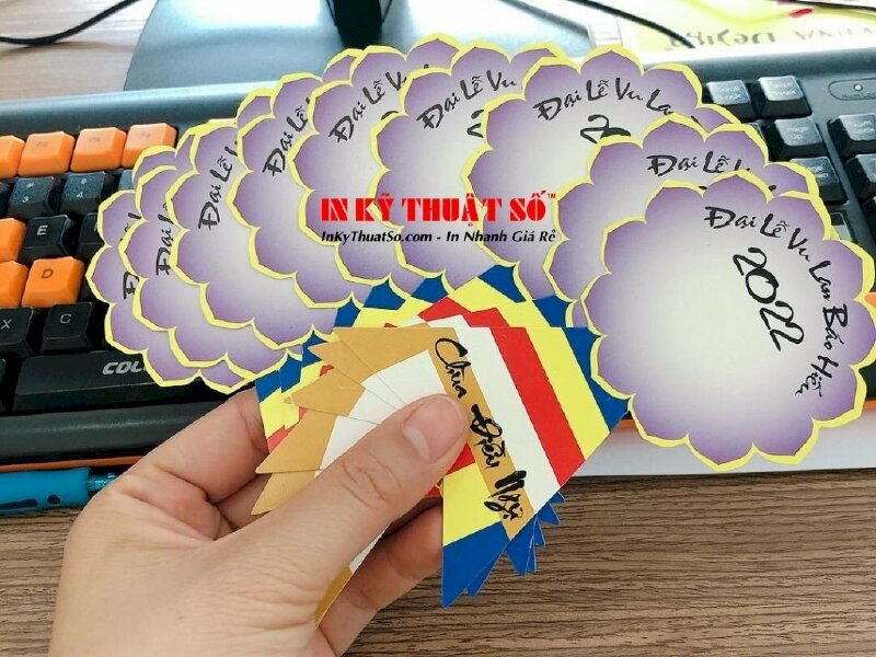 In giấy C300gsm gia công bế hình hoa làm huy hiệu bông hoa lễ Vu Lan báo hiếu, gắn hoa hồng - Ảnh: 1