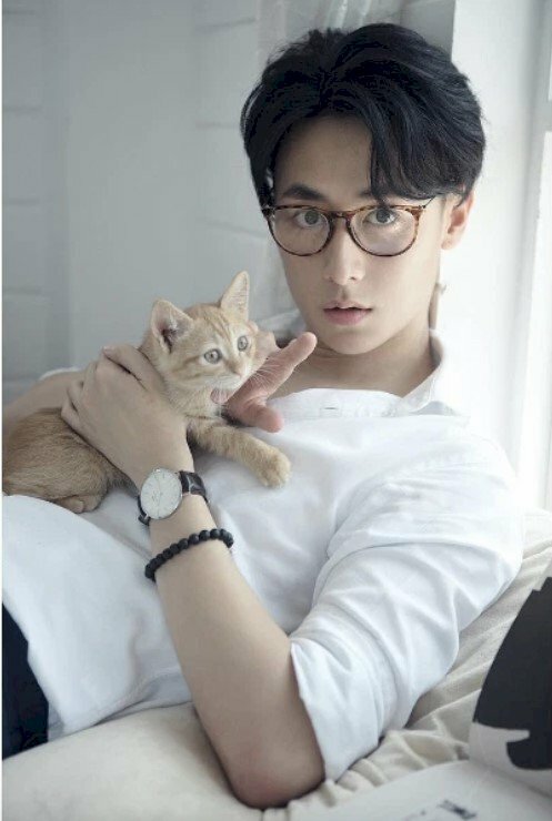 Hình ảnh trai đẹp bế mèo con