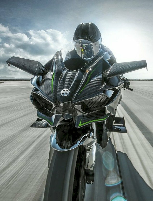 H2R - chiếc Superbike đình đám của hãng Kawasaki luôn gây ấn tượng mạnh mẽ với những tín đồ của tốc độ và công nghệ. Cùng đến với hình ảnh liên quan để khám phá thêm vẻ đẹp đầy mê hoặc của chiếc xe này.