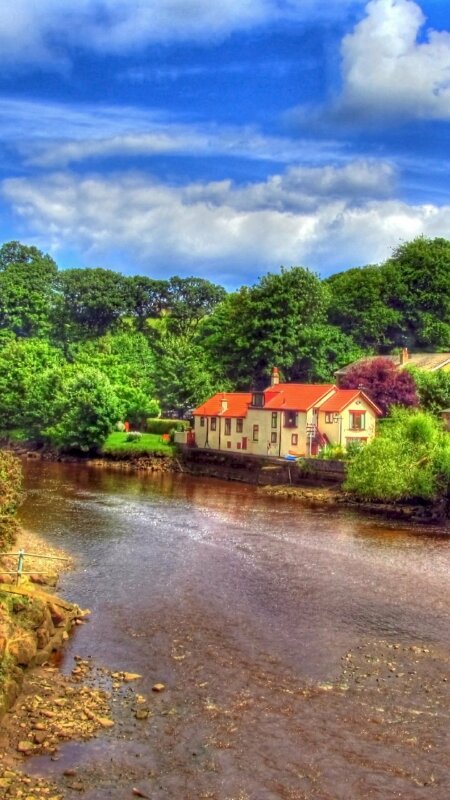 Hình nền điện thoại ngôi nhà quê bên sông phía ngoại ô thành phố