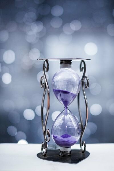 Ảnh nền điện thoại đồng hồ cát nền tím lấp lánh đẹp