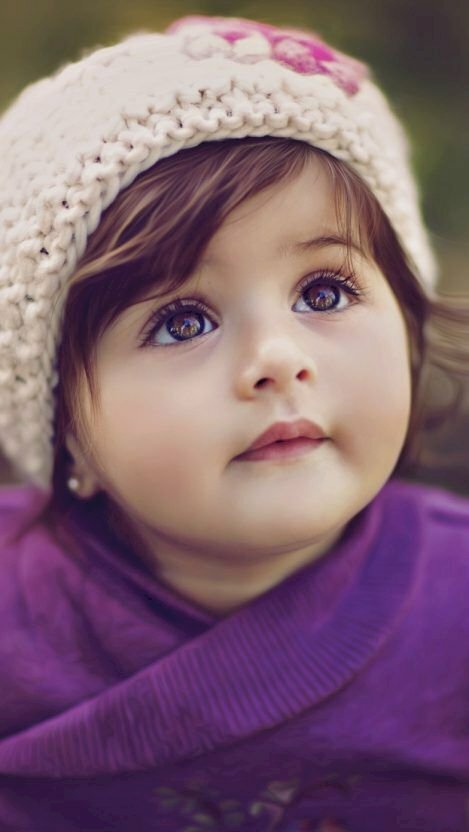 Hình hình ảnh nhỏ bé gái với hai con mắt nâu cực kỳ xinh tươi thực hiện hình nền rất đẹp cho tới năng lượng điện thoại