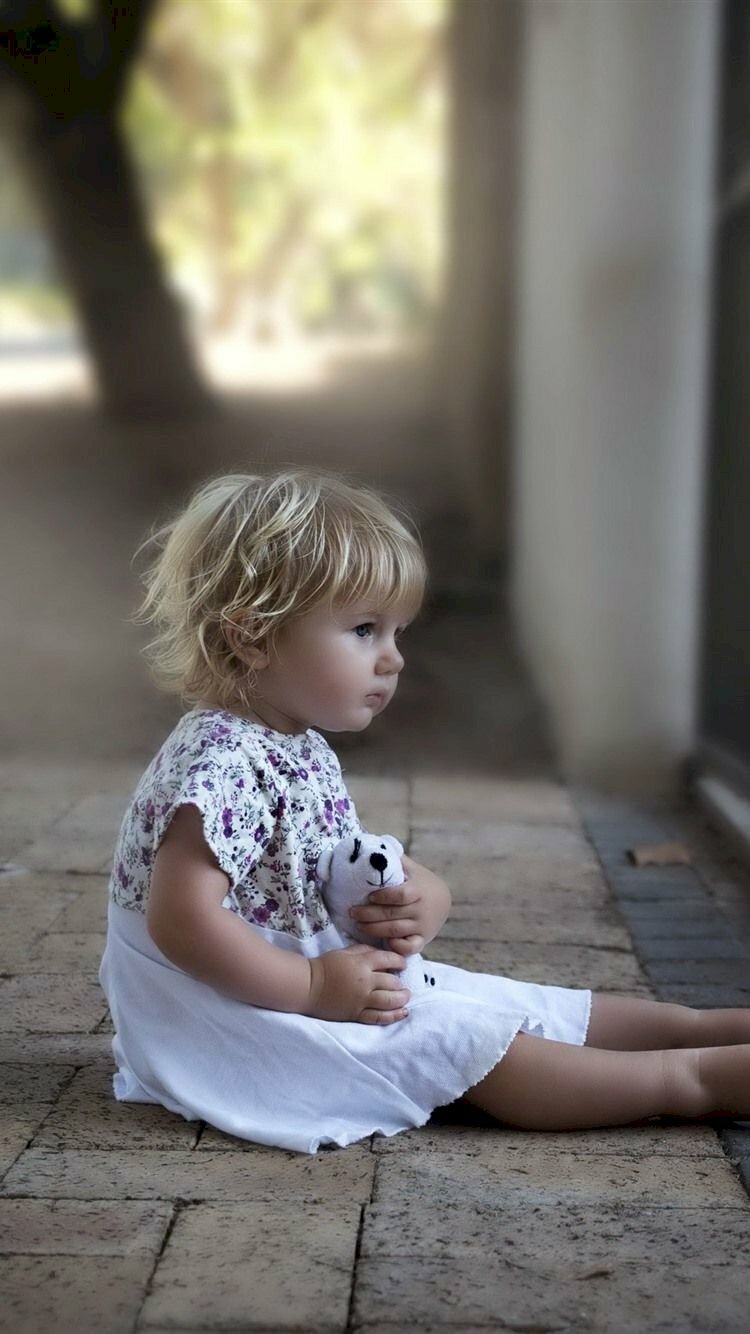 Ảnh 4K nhỏ bé gái ngồi ôm chó bông cực kỳ đáng yêu và dễ thương thực hiện wallpaper năng lượng điện thoại
