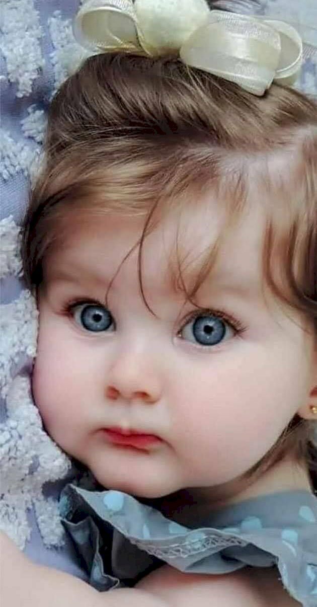 Hình nền Smartphone bé xíu gái với hai con mắt xanh lơ rất rất đẹp