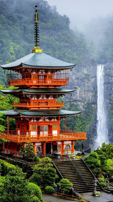 Hình ảnh đền Kumano Nachi Taisha nằm gần thác Naichi - Địa điểm du lịch nổi tiếng của Nhật Bản cho điện thoại