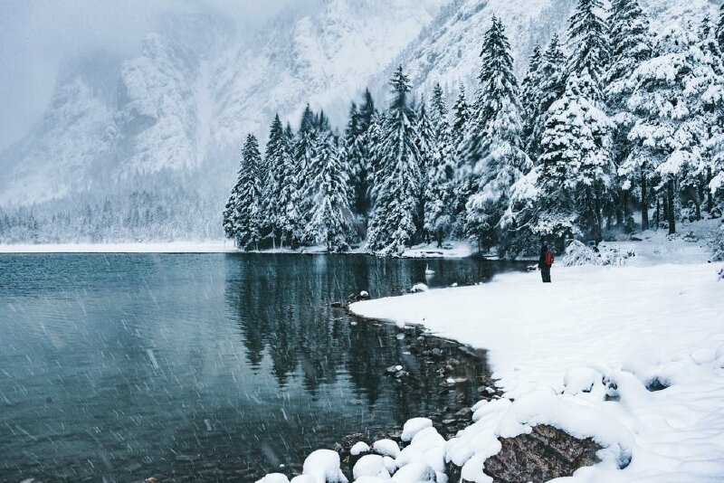 Phong cảnh hồ nước và thiên nhiên hùng vĩ mùa đông tuyết phủ trắng xoá sử dụng in tranh trang trí đẹp mắt