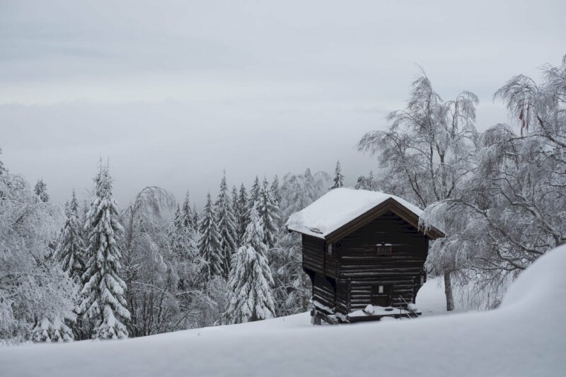 Cảnh mùa đông tuyết trắng và ngôi nhà gỗ thích hợp in ấn làm tranh treo tường đẹp