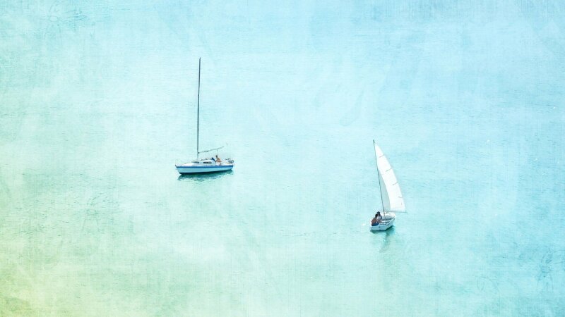 Tranh phong cảnh chiếc thuyền đang trôi êm đềm trên biển