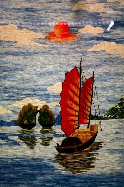 Tranh cảnh quan thuyền khơi đang được trôi trên biển khơi Vịnh Hạ Long