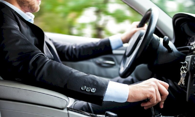 Hình ảnh người đàn ông lái xe ô tô