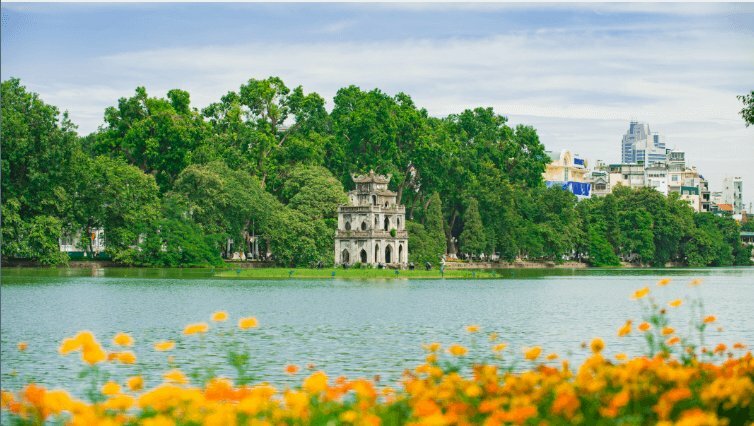 Tranh phong cảnh hồ gươm thơ mộng từ góc nhìn vườn hoa