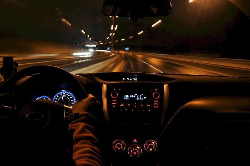 Hình ảnh lái xe ô tô ban đêm đẹp