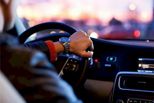 Hình ảnh lái xe ô tô đẹp, chuyên nghiệp