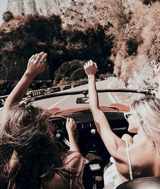 Hình ảnh con gái lái xe ô tô trên đường đèo dốc