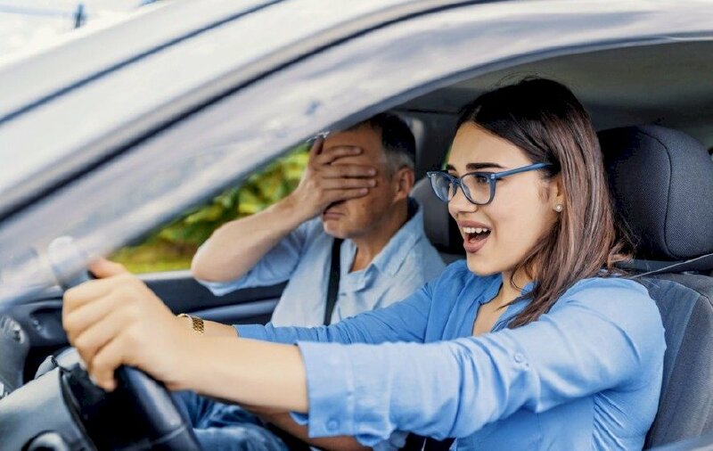 Hình ảnh cô gái tập lái xe ô tô và Thầy dạy lái đang bất lực và thất vọng