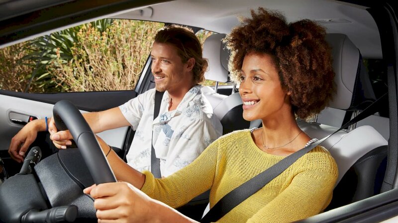 Hình ảnh người phụ nữ đang tập lái ô tô