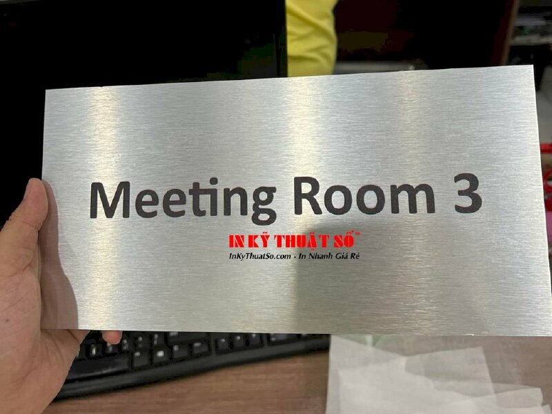 In biển tên phòng ban - in nhôm xước 3 li in UV - In Kỹ Thuật Số Since 2006