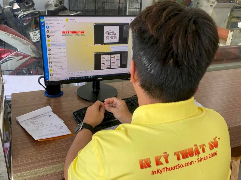 Nhân viên thiết kế tại In Kỹ Thuật Số Since 2006
