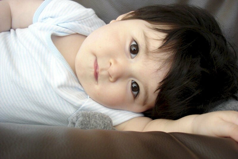 Tranh dán tường hình bé trai thật đáng yêu làm không gian sống thêm sinh động