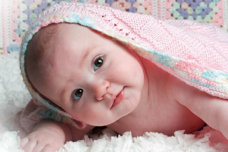 Tranh bé gái với vẻ mặt ngơ ngác đáng yêu làm tranh dán tường trang trí đẹp