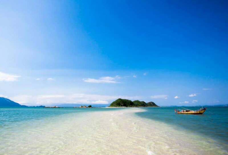 Tranh phong cảnh biển Nha Trang và bầu trời trong xanh mát