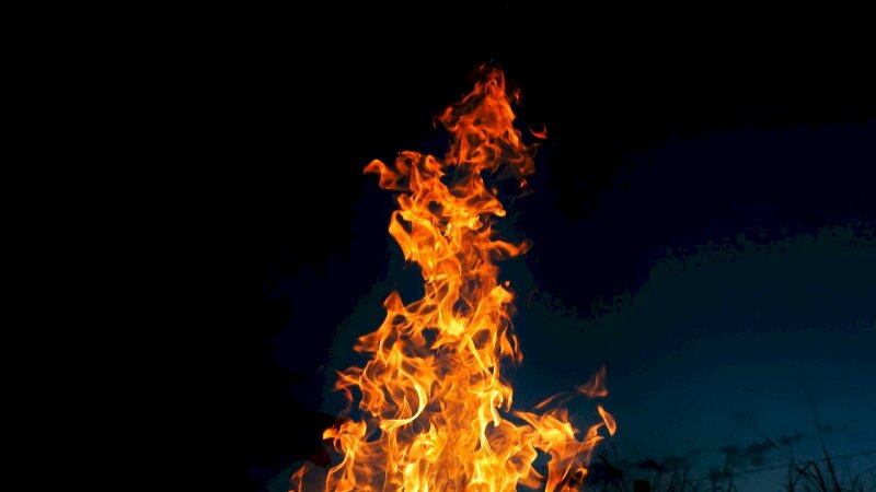 Tranh phong cảnh lửa đỏ giữa bầu trời đêm cho người mệnh Hỏa