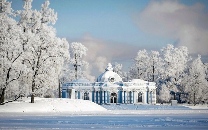 Tranh phong cảnh tòa lâu đài tại thành phố St.Petersburg được khoác một lớp áo trắng trong mùa đông thật đẹp