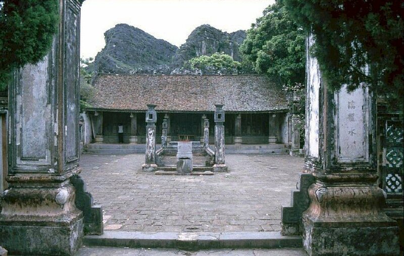 Tranh phong cảnh đền thờ Vua Đinh, di tích lịch sử ở Ninh Bình