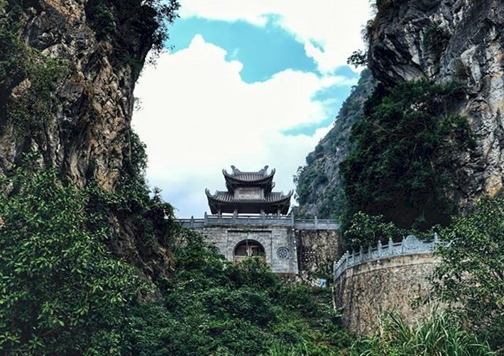 Tranh phong cảnh chùa và động Am Tiên với nét đẹp trường tồn theo thời gian