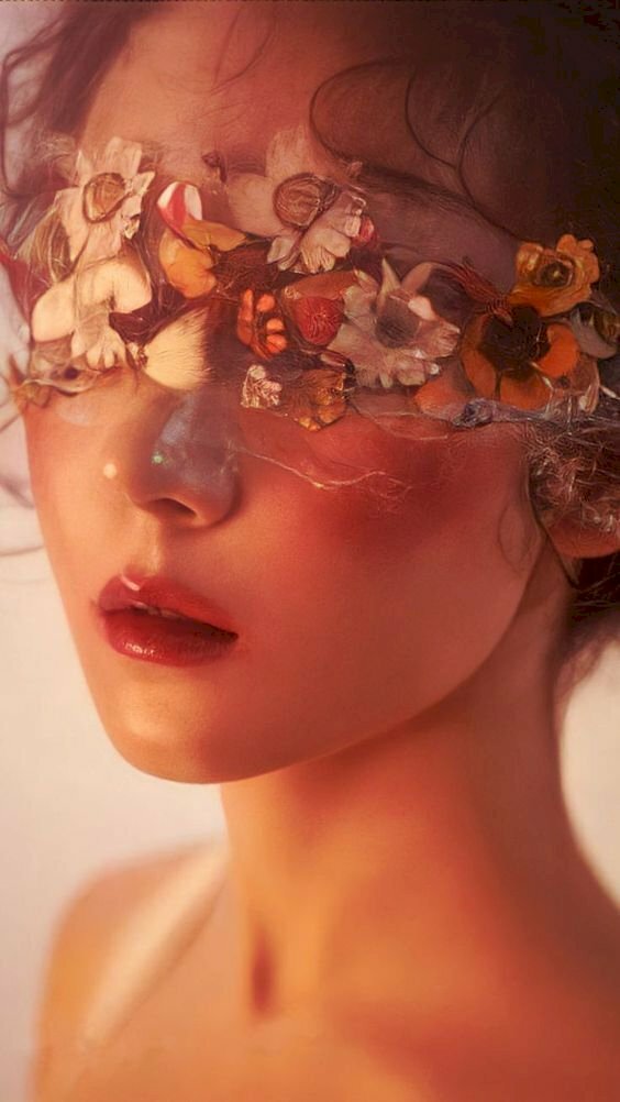 Tranh canvas cô gái xinh đẹp có vòng hoa che mắt 