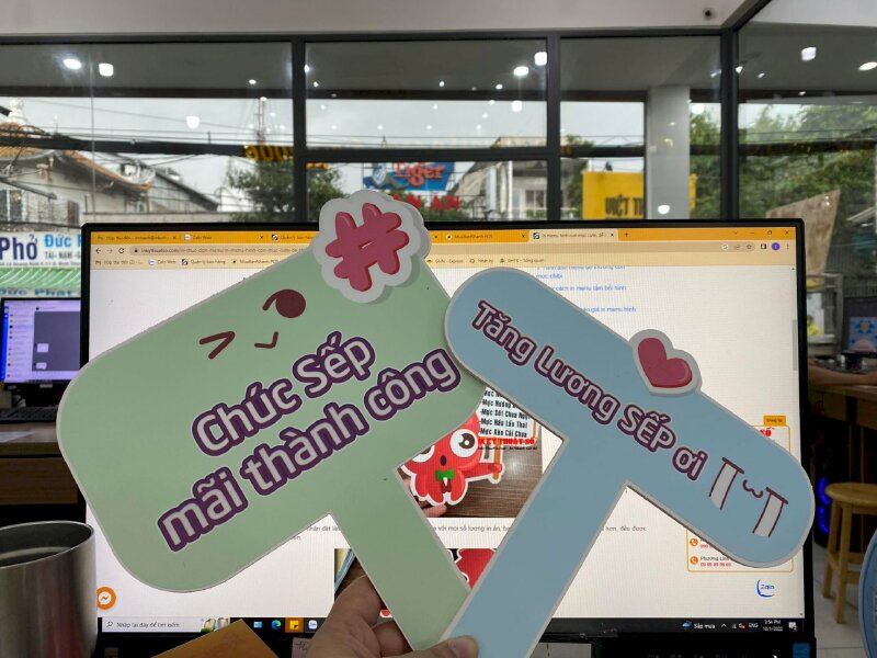 In hashtag cầm tay chúc mừng sinh nhật sếp