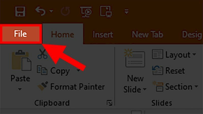 Giao diện chọn thẻ File trong PowerPoint để in tài liệu