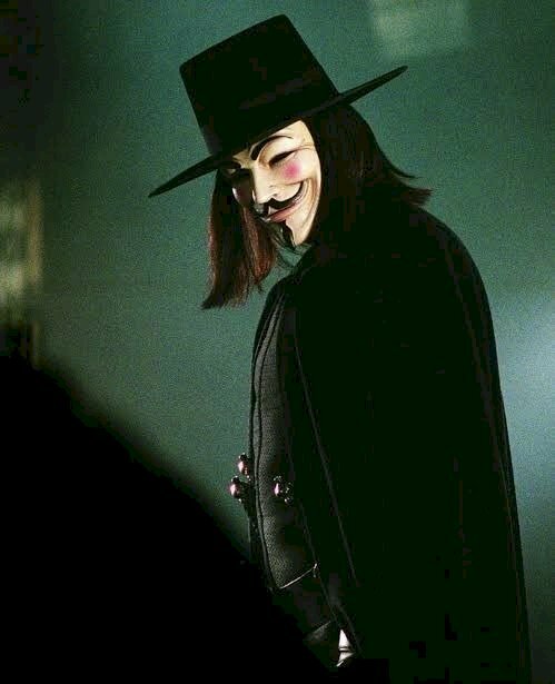 Ảnh Anime hacker với chiếc mặt nạ cười trong bộ choàng đen