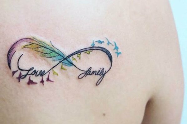 Hình xăm lông vũ cho nữ ở vai kèm chữ độc đáo