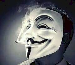 Hình ảnh hacker hút thuốc buồn suy nghĩ về cuộc đời