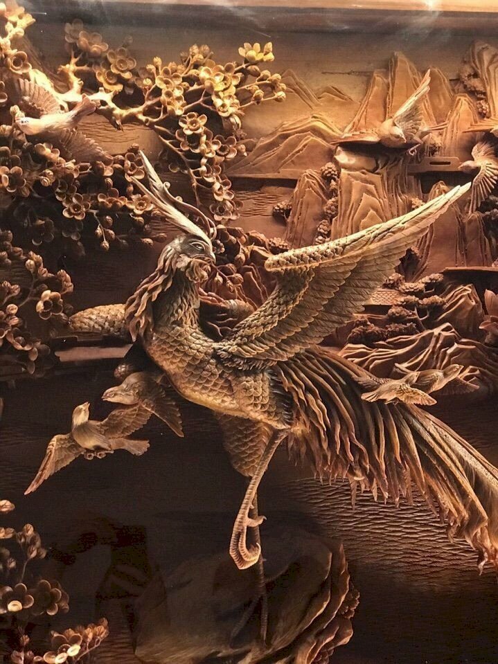 Tranh Bách Điểu Triều Phụng bằng gỗ được điêu khắc tinh tế