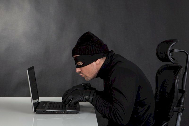 Ảnh hacker lỏ ăn cắp dữ liệu máy tính