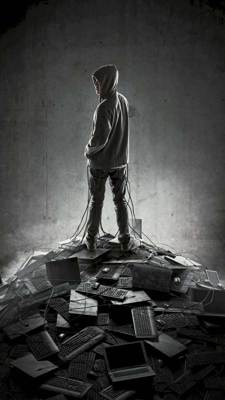 Ảnh Anime hacker đang đứng trên bàn phím, máy tính và chi chít dây điện