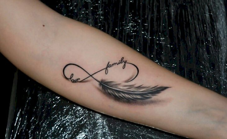 Hình xăm lông vũ có chữ ở cổ tay cho nam, nữ