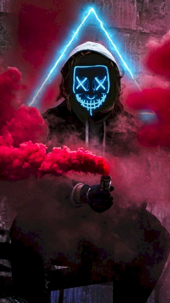 Hình ảnh hacker mũ đen mang mặt nạ thả khói khắp đường phố