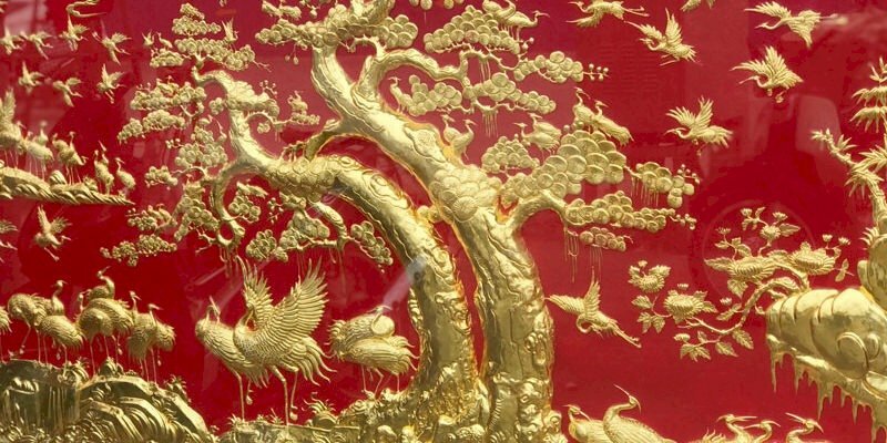 Tranh tùng hạc diên niên 3D dát vàng sang trọng với hình tượng cây tùng cao lớn, uy nghi, vững chãi giữa trời thể hiện sức sống mãnh liệt