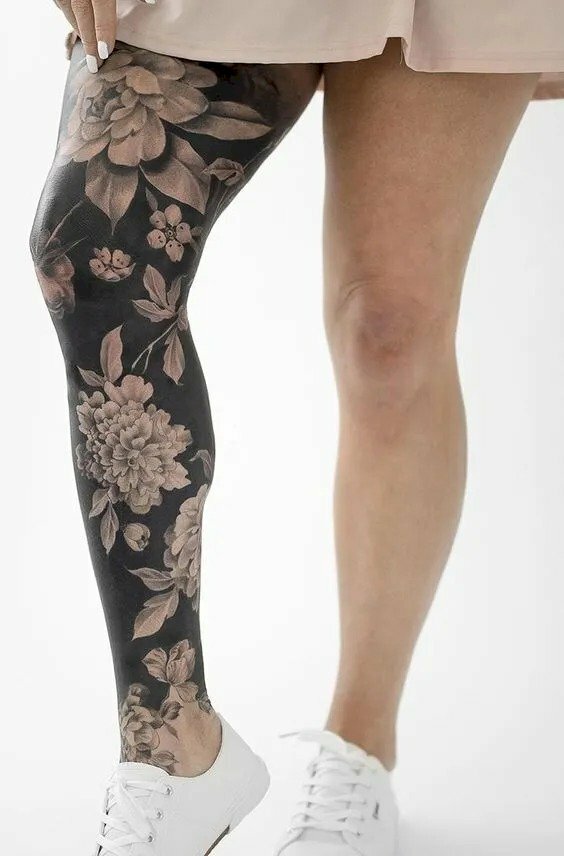 Hình xăm hoa mẫu đơn trắng trên nền mực đen kín chân