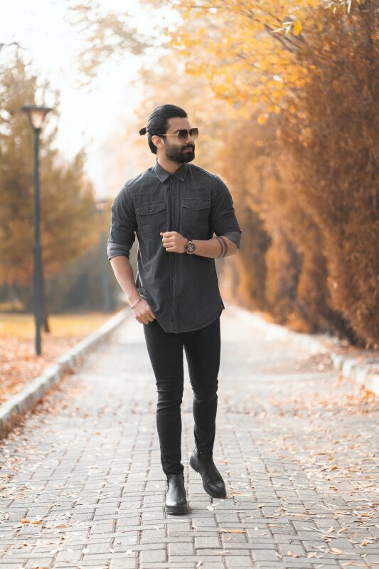 Kiểu tạo dáng đẹp khi đi bộ trong công viên một tay đặt vào túi quần, 1 tay đặt trước ngực, mặt nhìn nghiêng