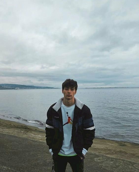 Kiểu tạo dáng đứng nam 2 tay đưa vào túi quần lịch lãm giữa biển dưới bầu trời xanh